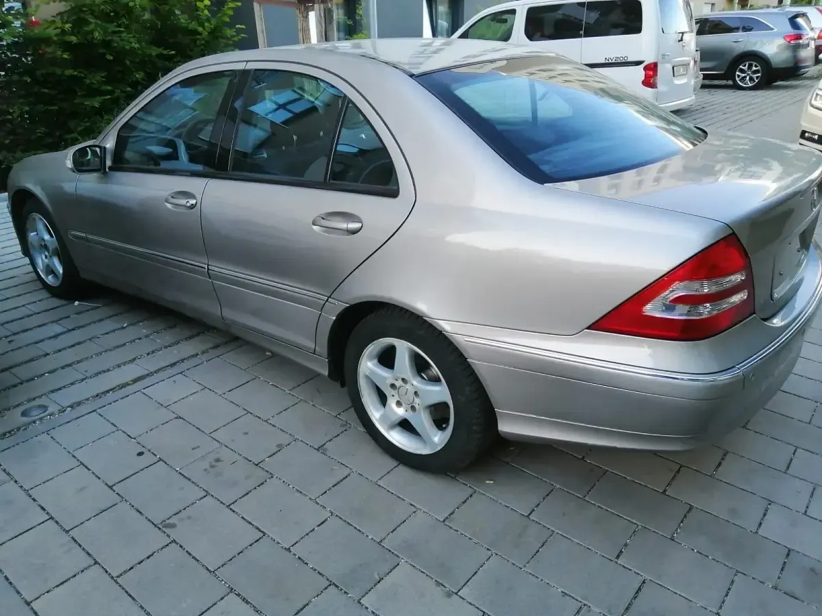 Gebraucht Mercedes C180 145 PS (106 kW) 2003 Gold Limousine