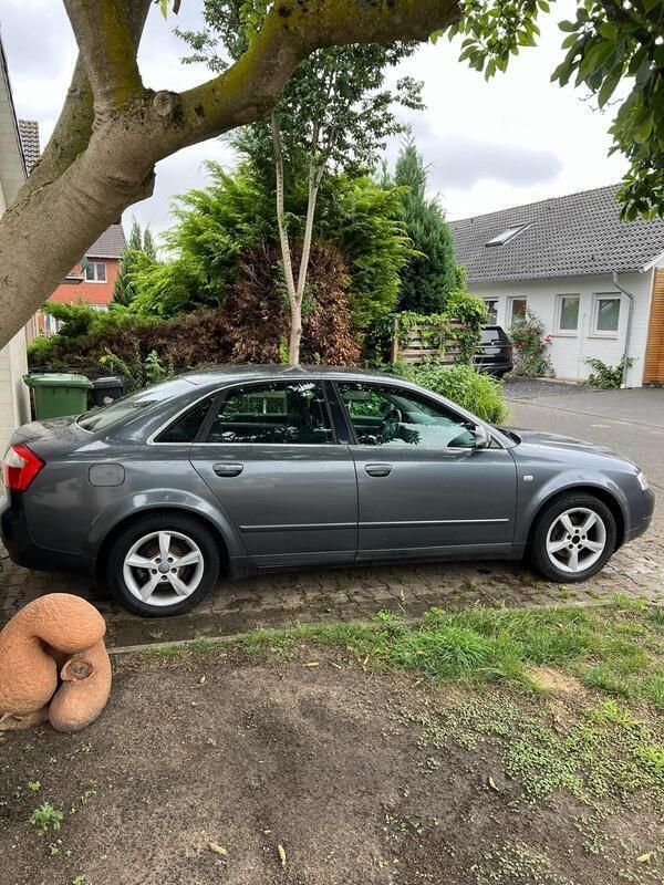 Grau Gebraucht 2004 Audi A4 Limousine | 1.600 € (Guter Preis) - Bild 1/4