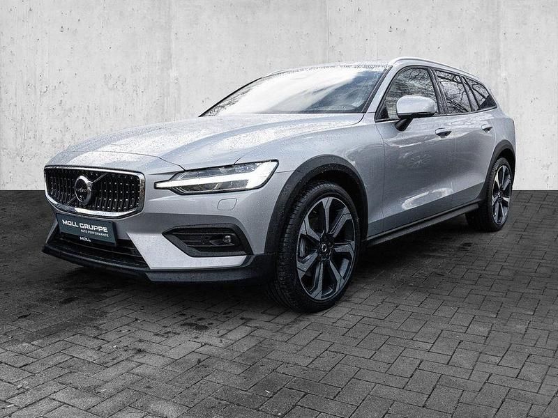 Gebraucht Volvo V60 CC Ultimate 197 PS (144 kW) 2023 Silver dawn / metallic Kombi