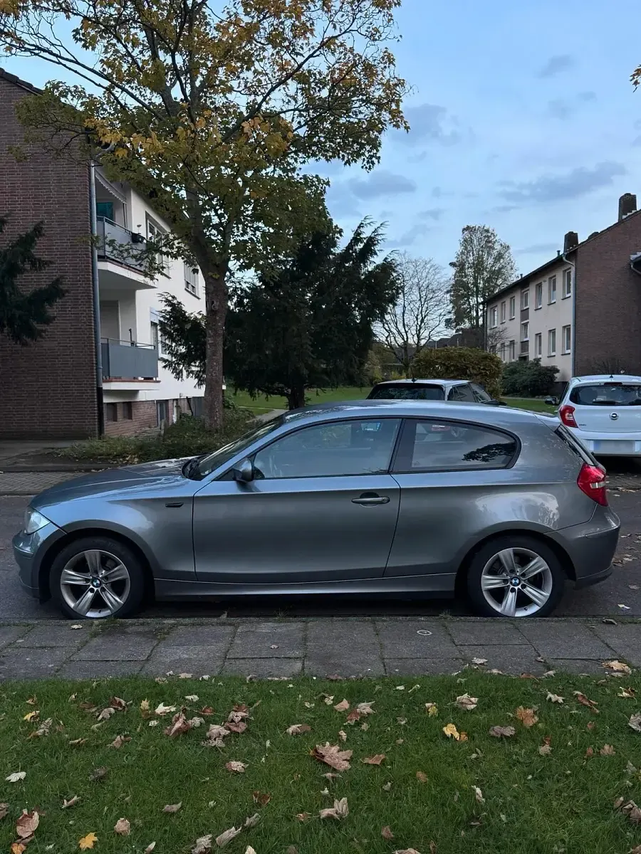 Gebraucht BMW 116 122 PS (89 kW) 2010 Grau Kleinwagen