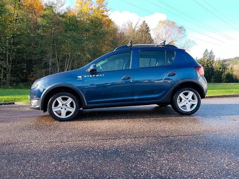 Blau Gebraucht 2016 Dacia Sandero Prestige Limousine | 6.800 € (Fairer Preis) - Bild 1/4