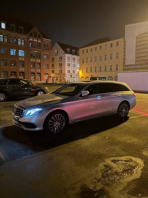 Gebraucht Mercedes E220 194 PS (142 kW) 2017 Silber Kombi