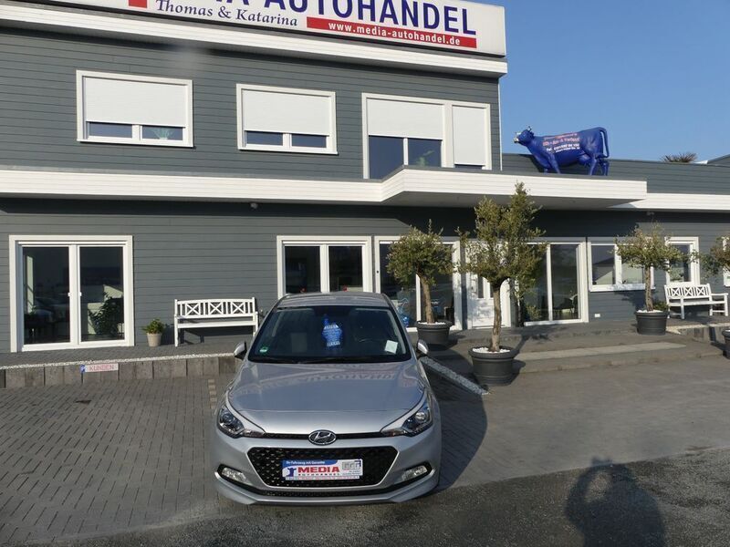 Silber Gebraucht 2015 Hyundai i20 Limousine | 8.500 € (Fairer Preis) - Bild 1/4