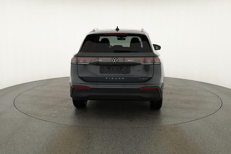 Delfingrau metallic Neu 2025 VW Tiguan Life SUV | 48.475 € (Superpreis) - Bild 1/4