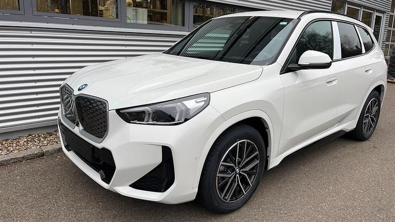 Alpinweiß uni Neu 2025 BMW iX1 Shadowline SUV | 45.990 € (Fairer Preis) - Bild 1/4
