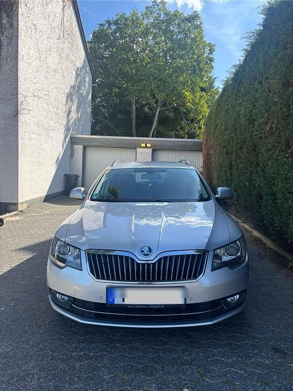 Silber Gebraucht 2014 Skoda Superb Kombi | 10.490 € (Fairer Preis) - Bild 1/4