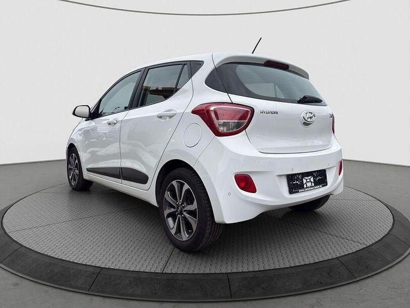 Gebraucht Hyundai i10 87 PS (63 kW) 2016 Weiß Kleinwagen
