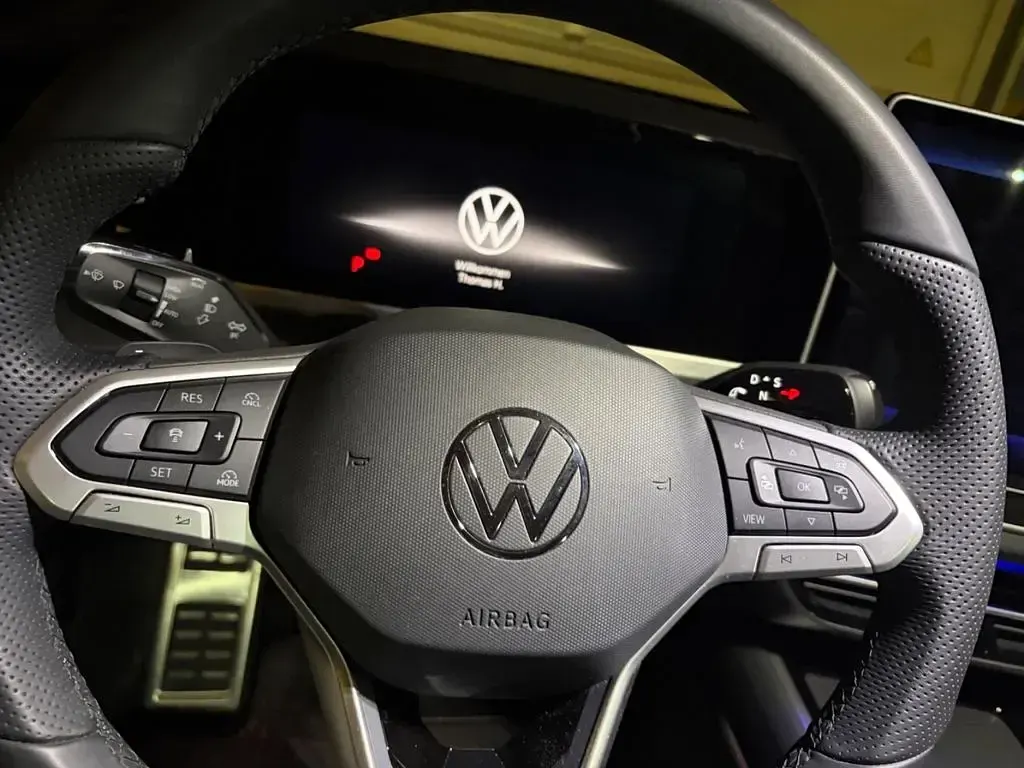 Gebraucht VW Passat R-line 272 PS (200 kW) 2025 Rot Kombi