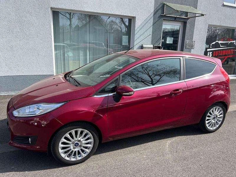 Gebraucht Ford Fiesta Titanium 80 PS (58 kW) 2013 Rot Kleinwagen