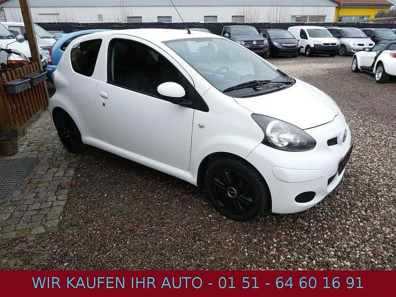 Gebraucht Toyota Aygo Cool 68 PS (50 kW) 2011 Weiß Kleinwagen