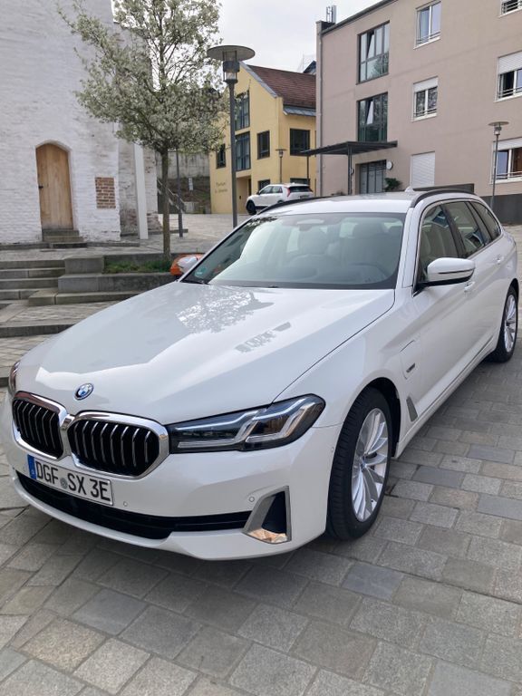 Weiß Gebraucht 2023 BMW 530e Luxury Line Kombi | 41.999 € (Fairer Preis) - Bild 1/4