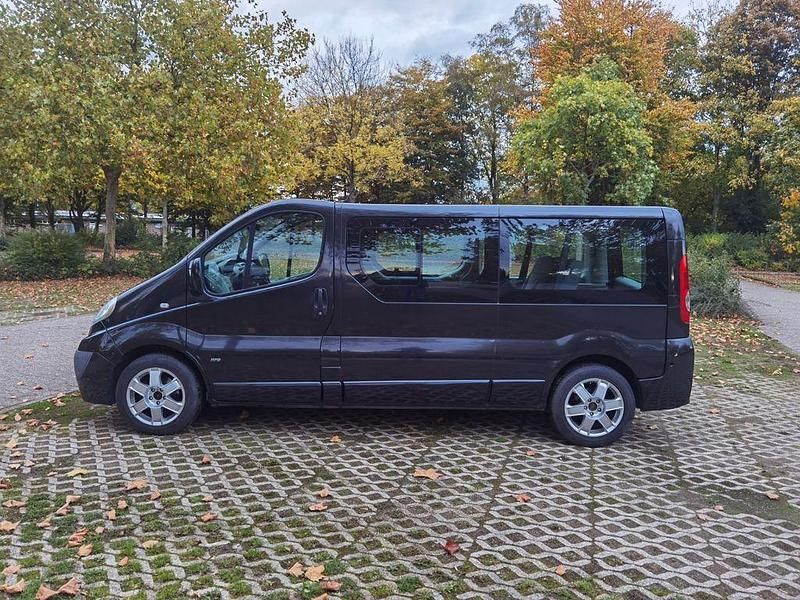 Schwarz Gebraucht 2010 Opel Vivaro Cosmo Van | 15.600 € - Bild 1/4