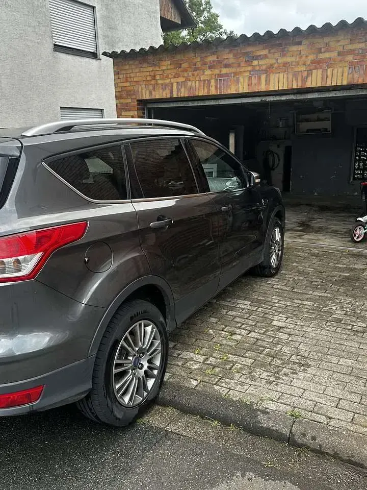 Gebraucht Ford Kuga Titanium 140 PS (102 kW) 2014 Grau SUV