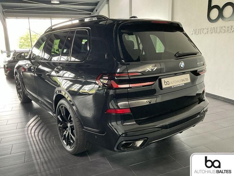 Gebraucht BMW X7 M Sport 352 PS (258 kW) 2025 Saphirschwarz met. SUV