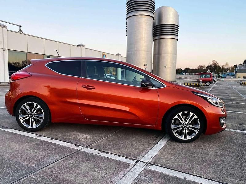 Gebraucht Kia Ceed 135 PS (99 kW) 2014 Orange Kleinwagen