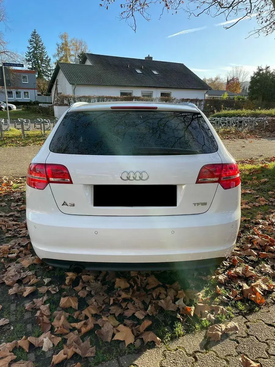 Gebraucht Audi A3 105 PS (77 kW) 2011 Weiß Kleinwagen