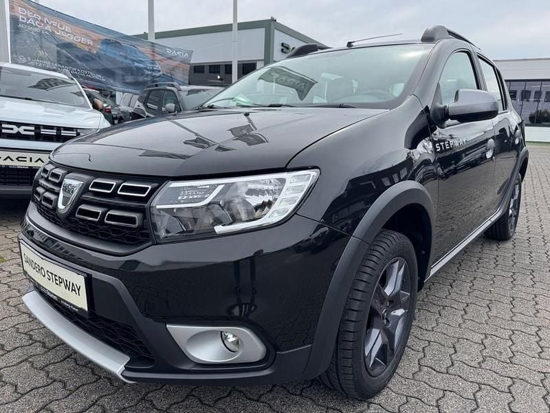 Schwarz Gebraucht 2017 Dacia Sandero Celebration Kleinwagen | 9.990 € (Fairer Preis) - Bild 1/4
