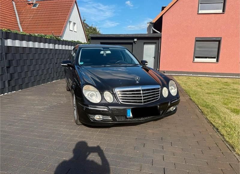 Schwarz Gebraucht 2008 Mercedes E320 Avantgarde Limousine | 6.299 € (Fairer Preis) - Bild 1/4