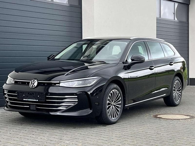Metallic gegen aufpreis Neu 2025 VW Passat Elegance Kombi | 37.190 € (Guter Preis) - Bild 1/4