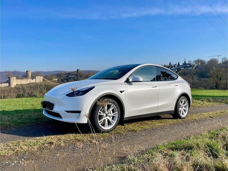 Weiß Gebraucht 2023 Tesla Model Y SUV | 36.500 € (Fairer Preis) - Bild 1/4