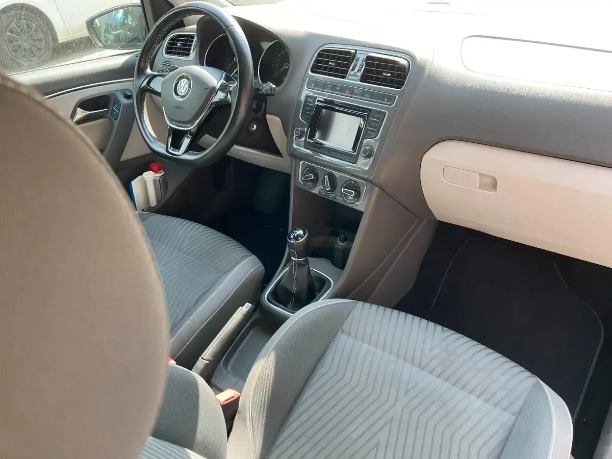 Gebraucht VW Polo 60 PS (44 kW) 2014 Silber Limousine