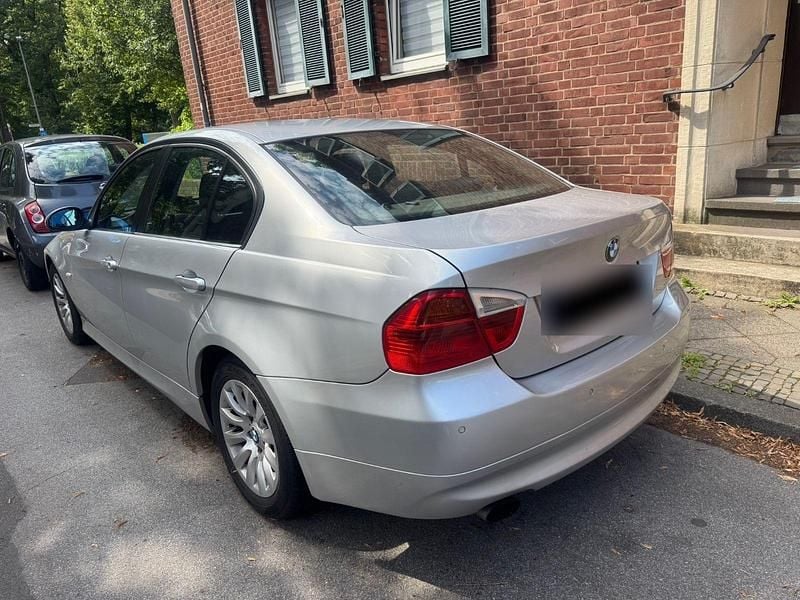 Gebraucht BMW 320 177 PS (130 kW) 2009 Silber Limousine