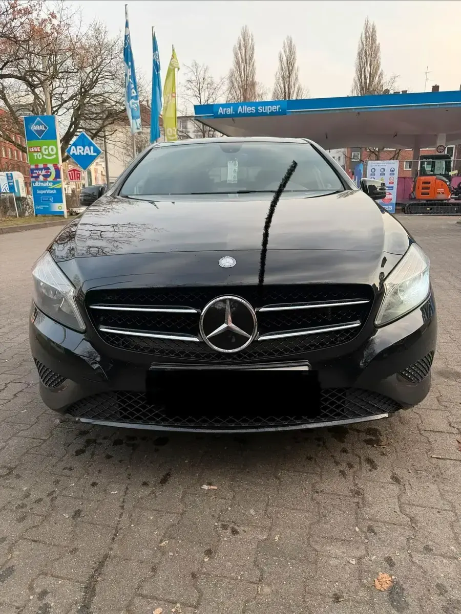 Gebraucht Mercedes A180 122 PS (89 kW) 2013 Schwarz Kleinwagen