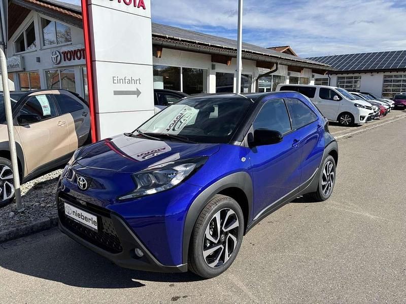 Blau (juniper blue, dach schwarz) Neu 2025 Toyota Aygo Kleinwagen | 17.891 € - Bild 1/4
