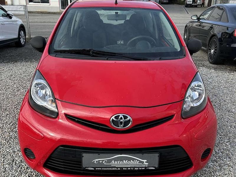 Gebraucht Toyota Aygo Basis 68 PS (50 kW) 2013 Rot Kleinwagen