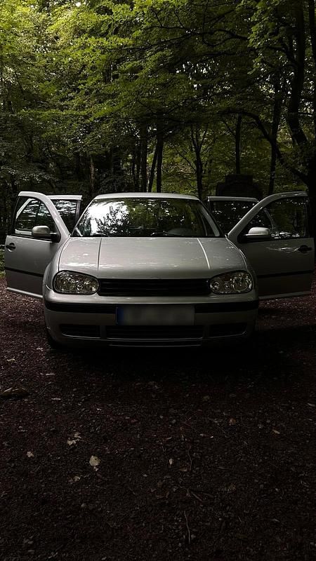 Silber Gebraucht 2002 VW Golf IV Kleinwagen | 1.800 € (Fairer Preis) - Bild 1/4