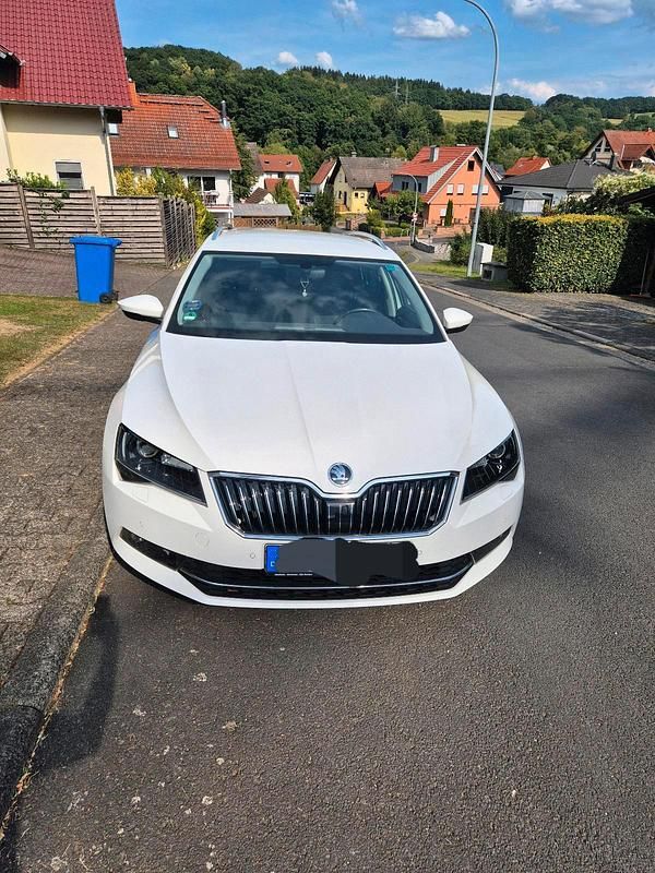 Weiß Gebraucht 2017 Skoda Superb Kombi | 17.300 € - Bild 1/4