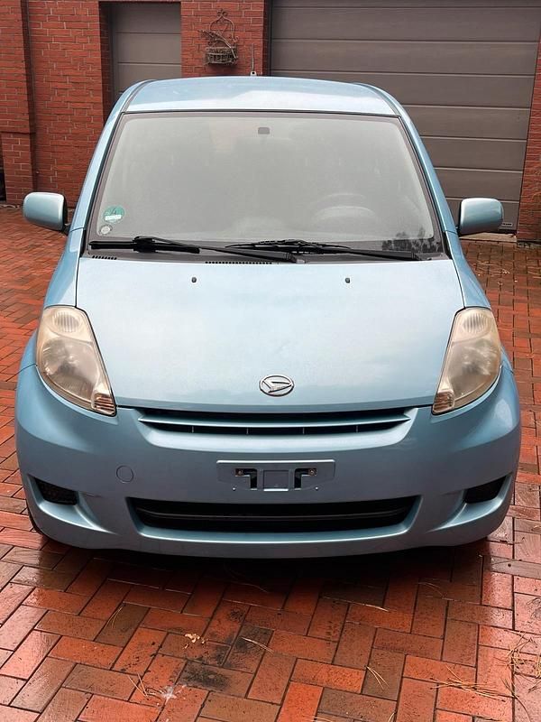 Blau Gebraucht 2009 Daihatsu Sirion Kleinwagen | 3.450 € (Fairer Preis) - Bild 1/4