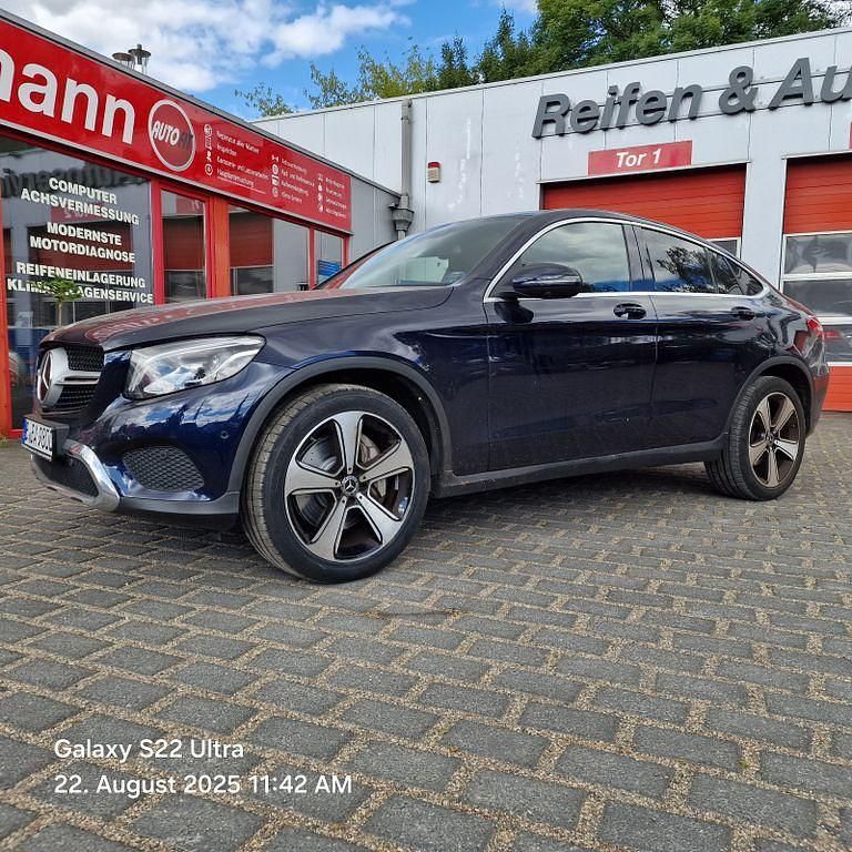 Blau Gebraucht 2018 Mercedes GLC250 AMG line Coupé | 29.999 € (Superpreis) - Bild 1/4