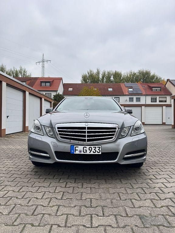 Grau Gebraucht 2010 Mercedes E350 Avantgarde Limousine | 13.500 € (Fairer Preis) - Bild 1/4