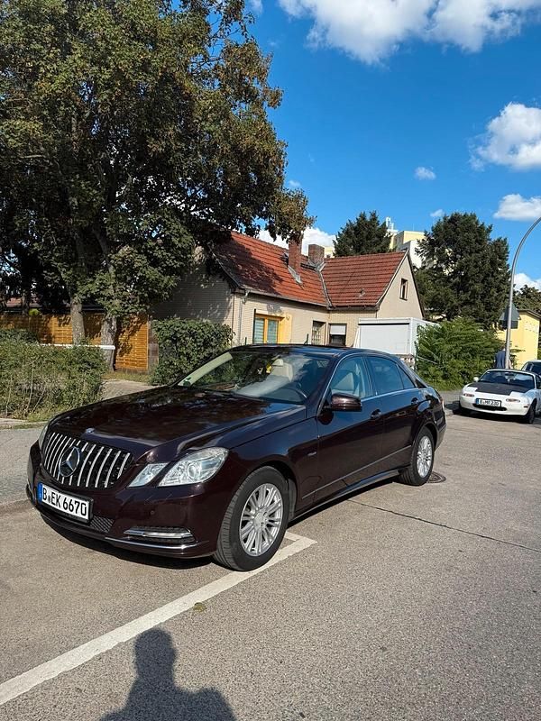 Braun Gebraucht 2011 Mercedes E220 Limousine | 9.500 € - Bild 1/4