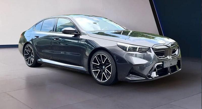 Sophistograu brillanteffekt Gebraucht 2025 BMW M5 Sport Line Limousine | 135.125 € (Fairer Preis) - Bild 1/4