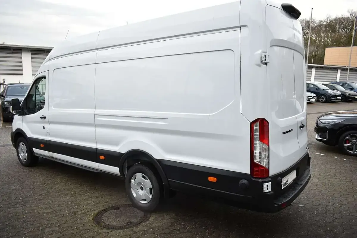 Second-hand Ford Transit Trend 176 CP (129 kW) 2025 Alb Monovolum