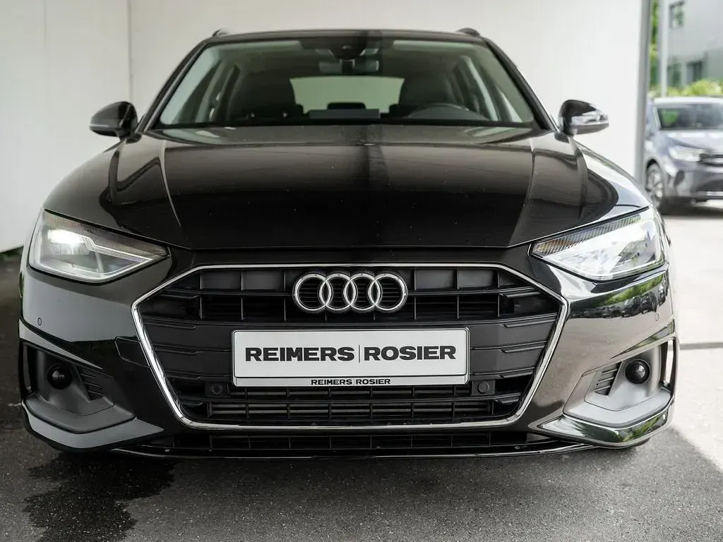Gebraucht Audi A4 Basis 150 PS (110 kW) 2022 Mythosschwarz metallic Kombi