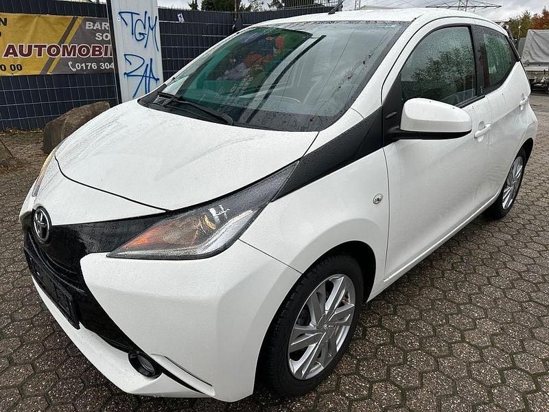 Weiß Gebraucht 2018 Toyota Aygo X-play Kleinwagen | 6.999 € (Guter Preis) - Bild 1/4