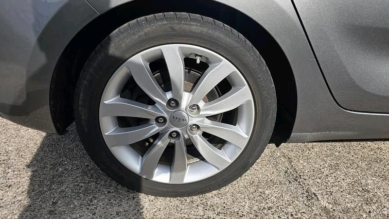 Grau Gebraucht 2015 Kia Carens Van / Kleinbus | 10.300 € (Fairer Preis) - Bild 1/4