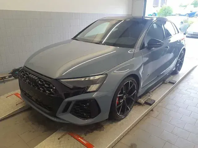 Gebraucht Audi RS3 Sportback Premium 400 PS (294 kW) 2023 Kemoragrau metallic Kleinwagen