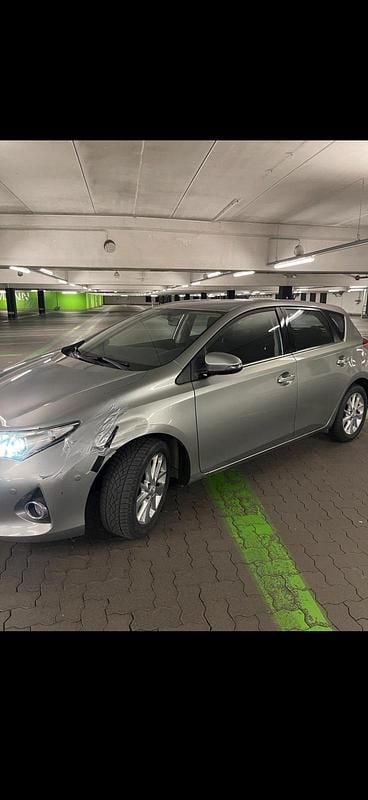 Gebraucht Toyota Auris 132 PS (97 kW) 2012 Silber Kleinwagen