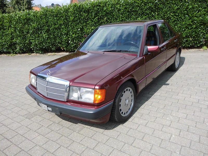 Rot Gebraucht 1992 Mercedes 190 Avantgarde Limousine | 17.850 € - Bild 1/4