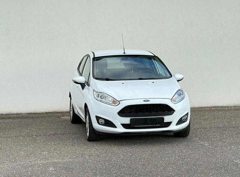 Weiß Gebraucht 2016 Ford Fiesta Celebration Kleinwagen | 3.799 € (Guter Preis) - Bild 1/4