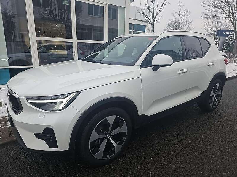 Crystal white / metallic Gebraucht 2024 Volvo XC40 Core SUV | 35.998 € (Guter Preis) - Bild 1/4