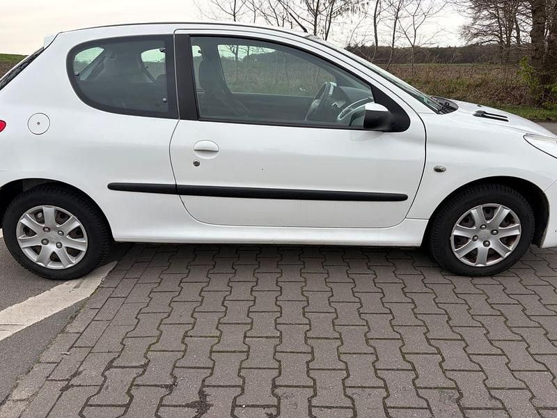 Gebraucht Peugeot 206 60 PS (44 kW) 2010 Weiß Limousine
