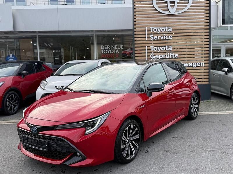 Rot Gebraucht 2021 Toyota Corolla Hybrid Team Limousine | 21.990 € (Fairer Preis) - Bild 1/4
