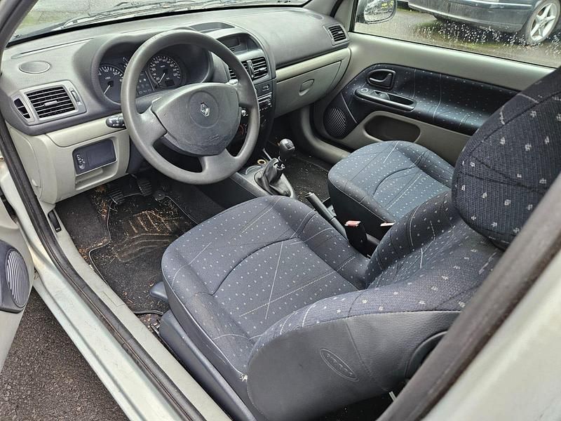 Second-hand Renault Clio II 2002 Argintiu Hatchback