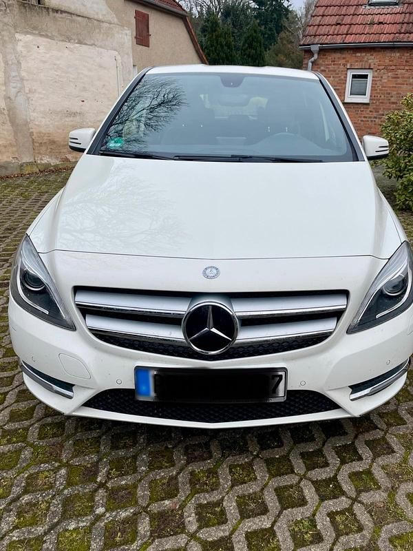 Gebraucht Mercedes B200 156 PS (114 kW) 2014 Weiß Van / Kleinbus