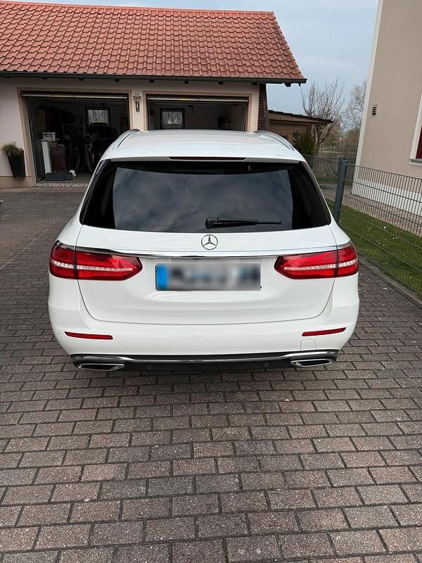 Gebraucht Mercedes E300 245 PS (180 kW) 2018 Weiß Kombi